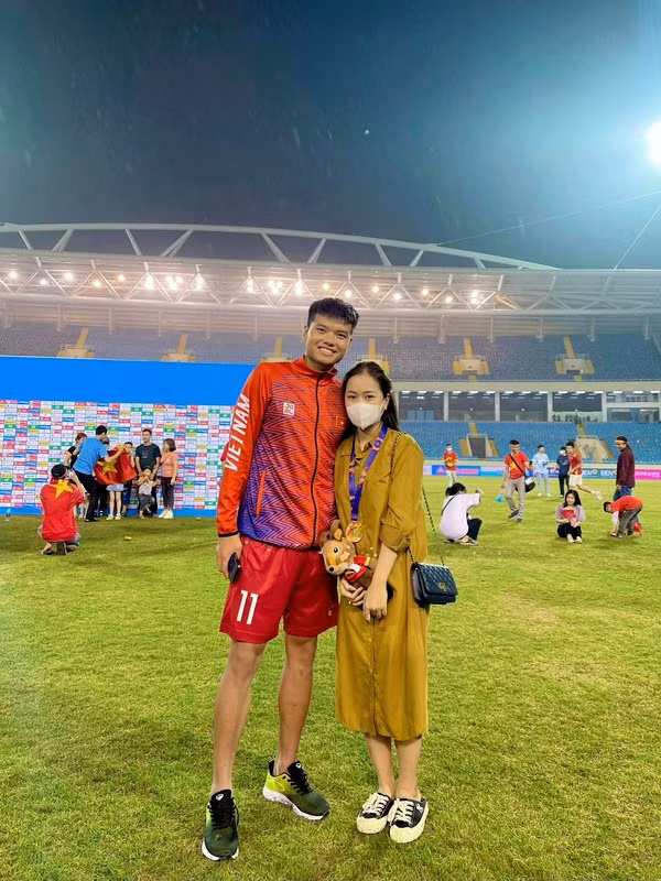 Nhan sac cuon hut cua vo, ban gai dan cau thu U22 Viet Nam-Hinh-5