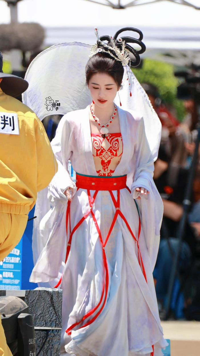 Tao hinh Hang Nga, Bach Loc dep day tien khi-Hinh-2