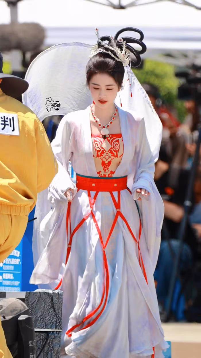 Tao hinh Hang Nga, Bach Loc dep day tien khi-Hinh-2