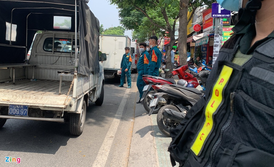 br/> Đến gần 12h cùng ngày, việc khám xét vẫn đang được tiến hành.