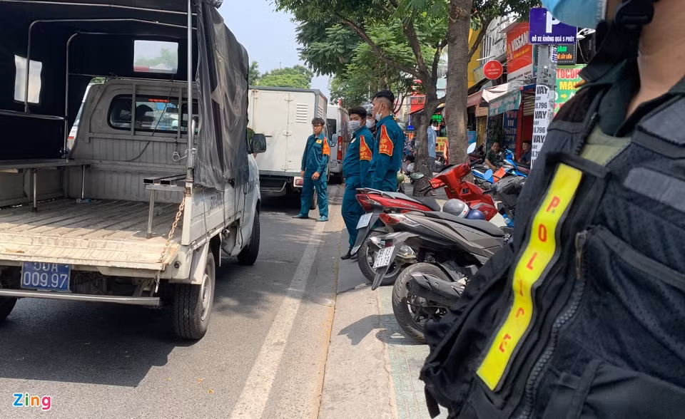 br/> Đến gần 12h cùng ngày, việc khám xét vẫn đang được tiến hành.