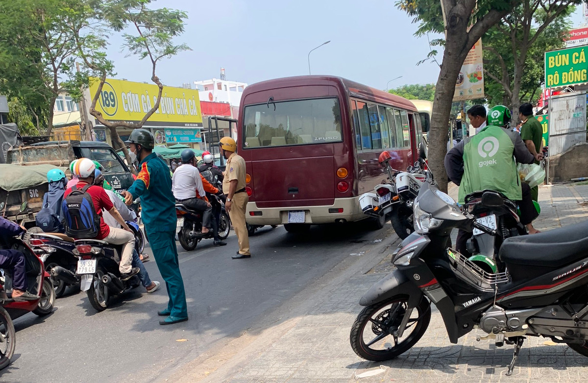 Phía bên ngoài, xe cộ di chuyển khó khăn, nên nhiều cảnh sát được bố trí để phân luồng.