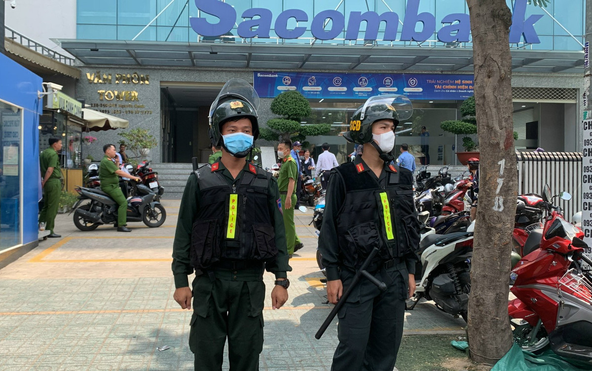 Cảnh sát bố trí lực lượng, túc trực phía trước tòa nhà để phong tỏa, đảm bảo an ninh trật tự.