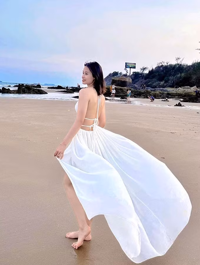 Nu cung thu Viet Nam khoe dang cuc 'chay' tren bai bien-Hinh-7