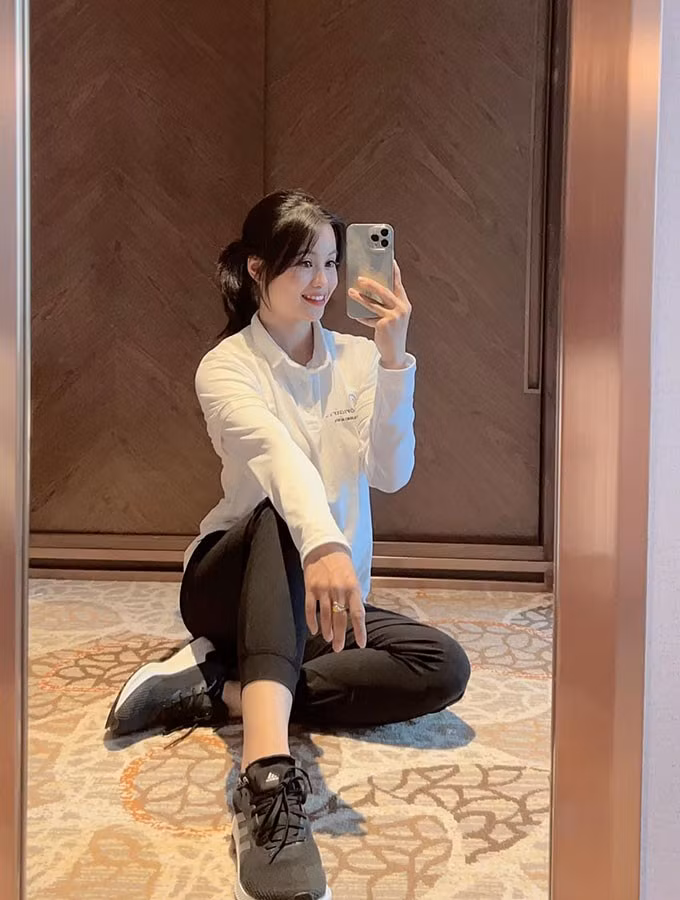 Nu cung thu Viet Nam khoe dang cuc 'chay' tren bai bien-Hinh-4