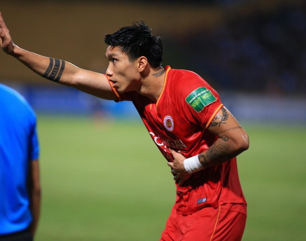 Doan Van Hau sut bong trung CDV, khien khan gia ban luan trai chieu