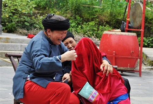 Phong tục kỳ lạ: Cô dâu khóc 1 tiếng/ngày ảnh 1