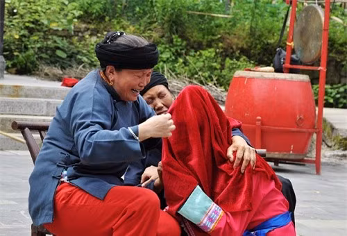 Phong tục kỳ lạ: Cô dâu khóc 1 tiếng/ngày ảnh 1