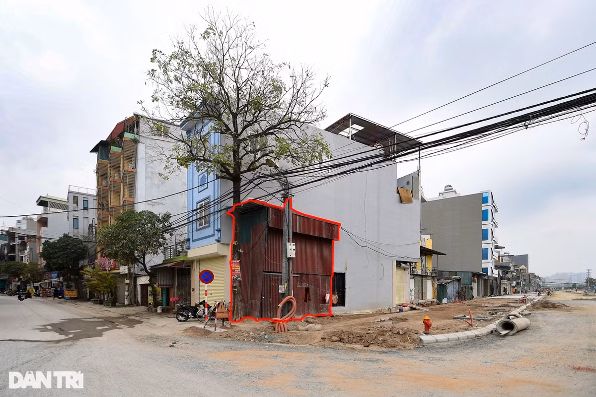 Do không đủ diện tích xây dựng, nhà bên cạnh không mua lại, chủ nhân của miếng đất trên (trong ảnh) đã tiến hành quây tôn diện tích còn lại, gây mất mỹ quan đô thị.