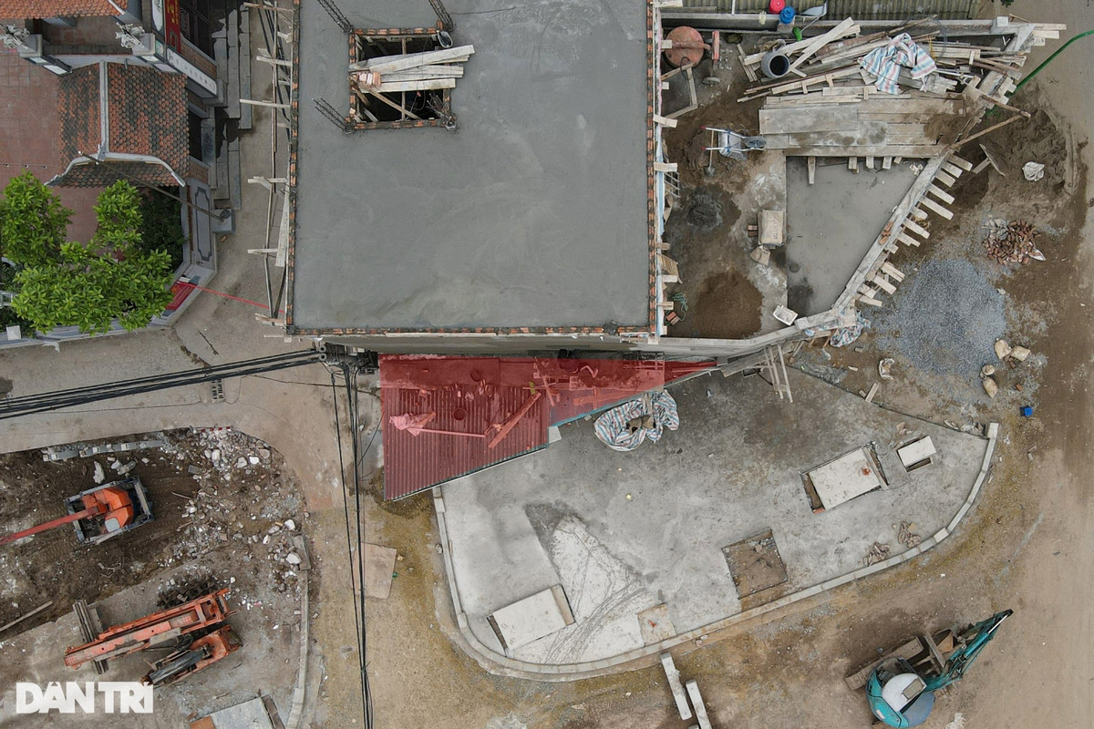 Diện tích căn nhà hình tam giác nhọn nhìn từ trên cao. Theo bà Lê Thị Thanh Ngà, Phó Chủ tịch UBND phường Thịnh Liệt, trước đây căn nhà có diện tích hơn 47m, nhưng sau khi giải tỏa chỉ còn lại 17m, chủ nhà không nằm trong diện tái định cư. Hiện chính quyền đang giúp đỡ gia đình tiến hành hợp khối với nhà bên cạnh. Khi đã hoàn thiện hợp khối thì hai nhà sẽ về cùng màu sơn, gia tăng thêm kết cấu để đảm bảo an toàn và mỹ quan đô thị.