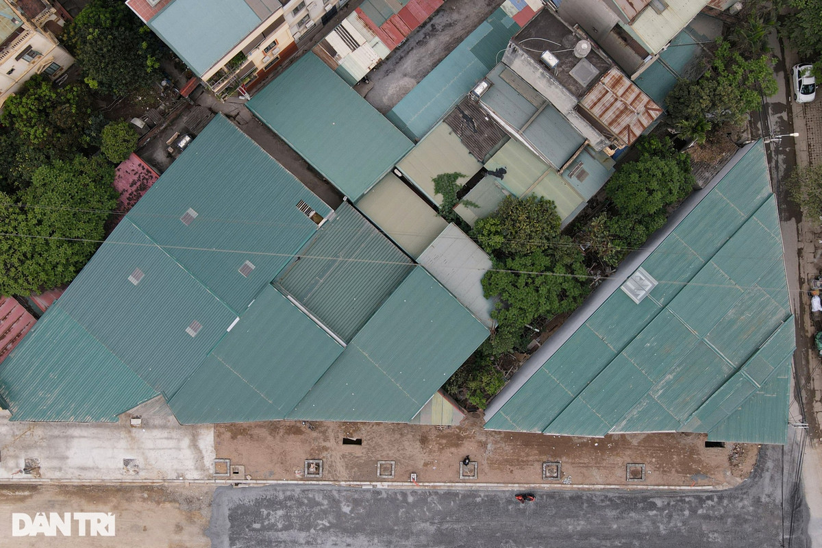 Vị Phó Chủ tịch UBND phường Thịnh Liệt cho biết, sau khi giải tỏa, nhiều hộ còn lại một phần nhà cũ đã sửa để ở tạm, chờ đến khi có giấy phép xây dựng sẽ đập đi xây lại. "Đối với các nhà này, chúng tôi đang yêu cầu hạ hết phần mái tôn xuống cho đồng bộ, chỉnh trang", bà Ngà chia sẻ và nói rằng việc sửa chữa lại nhà của các hộ diễn ra rất nhanh, có nhà chỉ làm trong 2 tuần là xong.