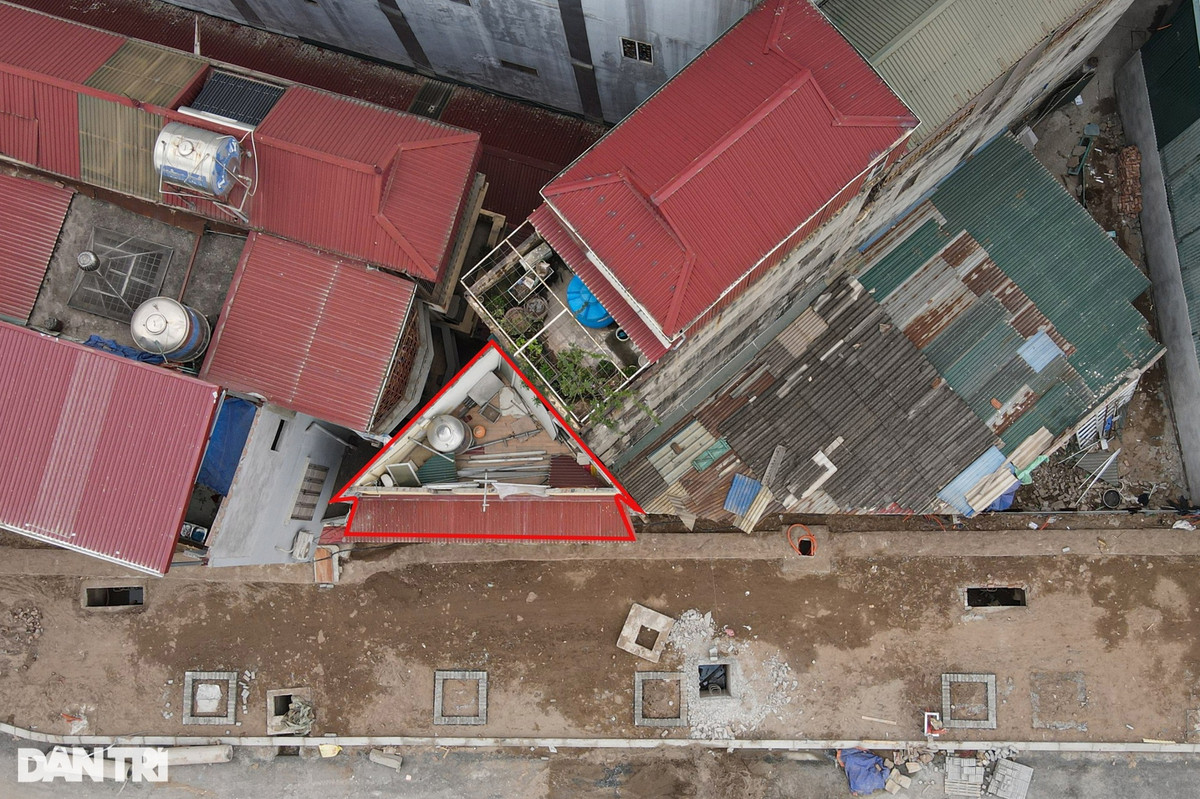 Ông Phạm Văn Khương, Tổ trưởng tổ Quản lý trật tự xây dựng đô thị phường Thịnh Liệt cho biết, căn nhà hình tam giác trên (trong ảnh) có diện tích khoảng 19m2, hiện địa phương đang yêu cầu gia đình tiến hành hợp khối với nhà bên cạnh.