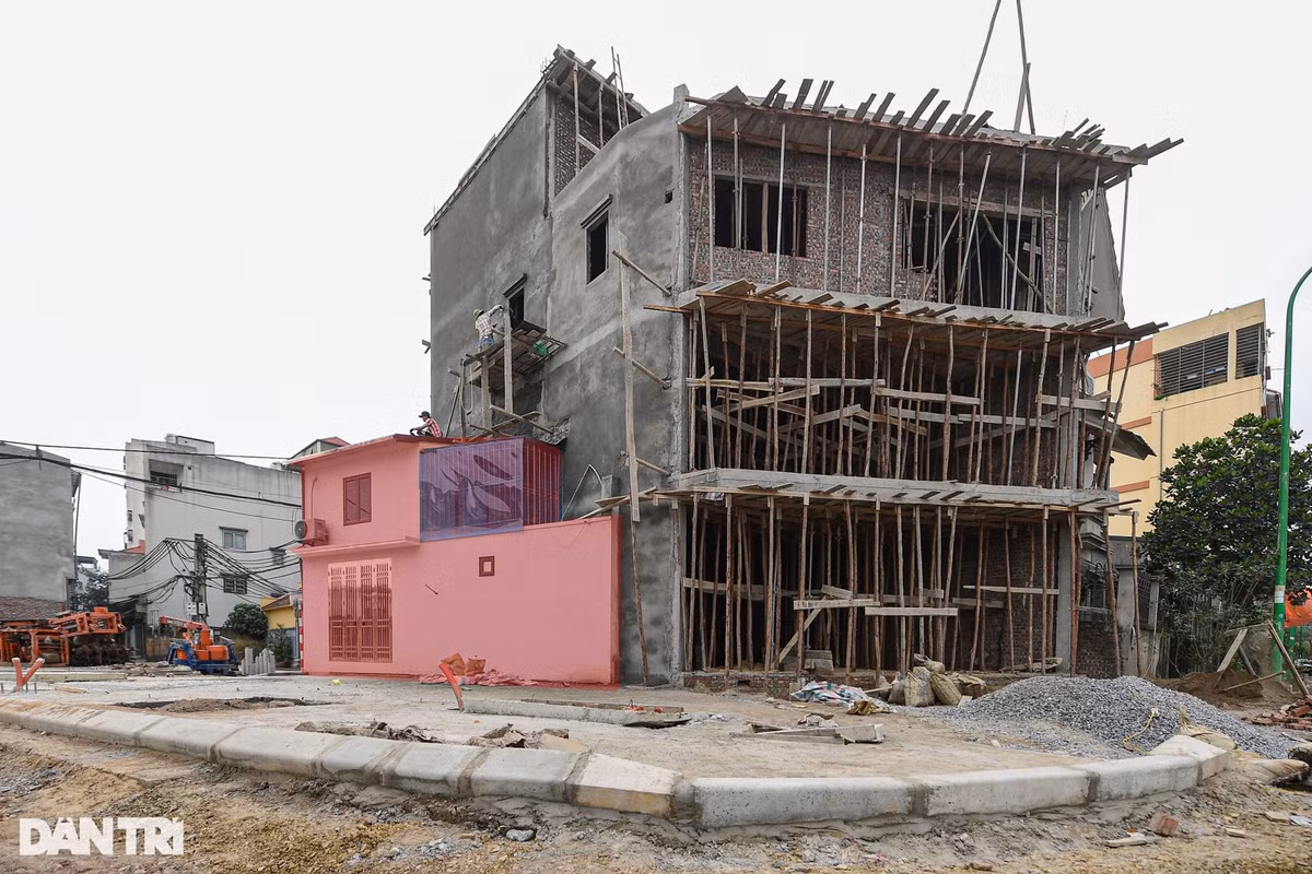 Hiện tại, 2 bên đường xuất hiện một số nhà siêu mỏng, siêu méo có diện tích rất nhỏ hẹp, gây mất mỹ quan đô thị. Thậm chí, có căn nhà hình tam giác với mặt tiền 9m nhưng chiều sâu một bên chỉ 22cm, bên còn lại hơn 3m.