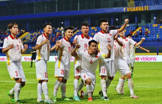 An tuong san thi dau vong bang U22 Viet Nam o SEA Games 32