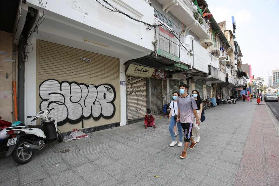 Mat bang o TP.HCM e am, gia thue van tang