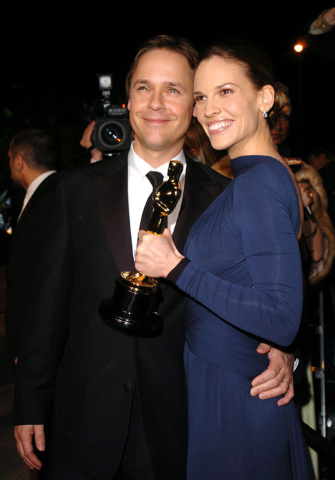 Năm 2005, Hilary Swank được bầu chọn là Nữ diễn viên xuất sắc nhất tại lễ trao giải Oscar với vai diễn thành công trong Million Dollar Baby. Trong lời phát biểu nhận giải, Hilary nói chia sẻ đầy tình cảm về anh chồng Chad Lowe “Anh là tất cả của em” nhưng chỉ vài tháng sau, nữ diễn viên tuyên bố ly hôn người chồng 8 năm với lý do anh này lạm dụng thuốc.