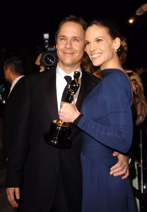 Năm 2005, Hilary Swank được bầu chọn là Nữ diễn viên xuất sắc nhất tại lễ trao giải Oscar với vai diễn thành công trong Million Dollar Baby. Trong lời phát biểu nhận giải, Hilary nói chia sẻ đầy tình cảm về anh chồng Chad Lowe “Anh là tất cả của em” nhưng chỉ vài tháng sau, nữ diễn viên tuyên bố ly hôn người chồng 8 năm với lý do anh này lạm dụng thuốc.