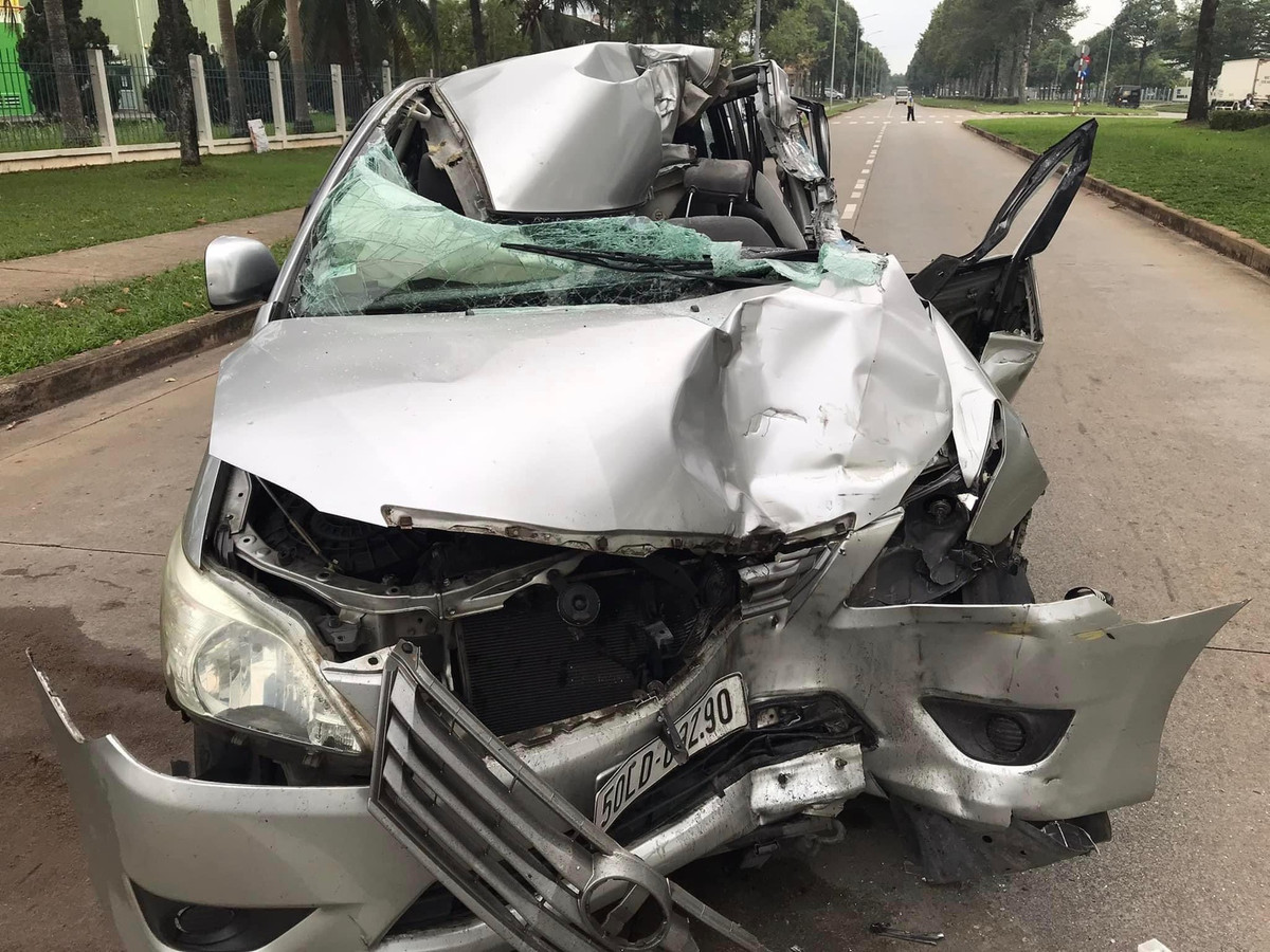 Dong Nai: Va cham voi xe tai, tai xe o to 7 cho tu vong