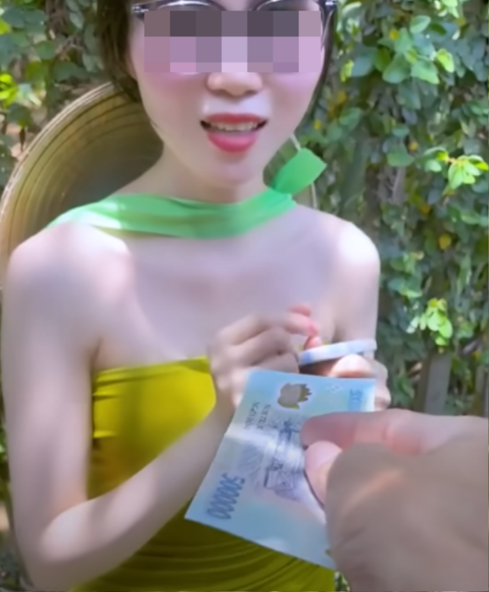 Nước mía 10k, nam khách hàng trả hẳn 520k khi thấy cô chủ quán - Hình 3 Nuoc mia 10k, nam khach hang tra han 520k khi thay co chu quan-Hinh-3