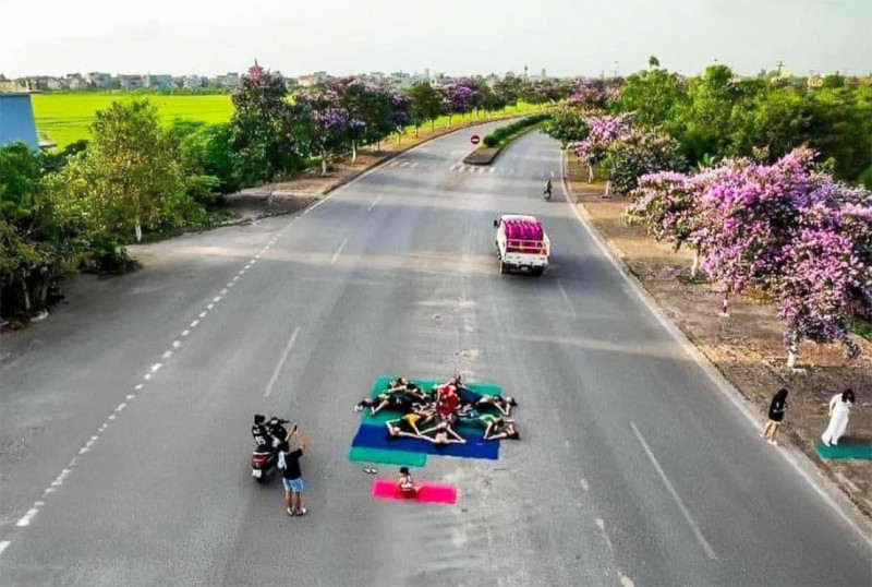 Xử phạt 14 phụ nữ tập Yoga giữa đường ở Thái Bình Xu phat 14 phu nu tap Yoga giua duong o Thai Binh