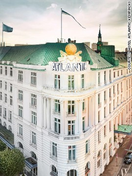 Khách sạn Atlantic Kempinski ở Hamburg, Đức xuất hiện trong siêu phẩm Tomorrow Never Dies (1997). Khách sạn Atlantic Kempinski cho phép du khách có những trải nghiệm như đang đồng hành cùng điệp viên Bond ở Atlantic Suite, với nhà bếp riêng, phòng khách và phòng ăn và khoảng không gian tuyệt đẹp của hồ bơi.