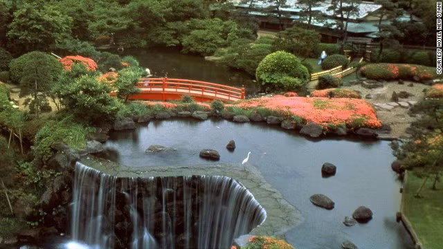 Khách sạn New Otani Inn ở Nhật Bản sẽ giúp bạn nhớ lại cuộc phiêu lưu của điệp viên 007 trong tác phẩm You Only Live Twice (1967). Tòa khách sạn vô cùng sang trọng với khung cảnh thiên nhiên vô cùng xinh đẹp thu hút khán giả.