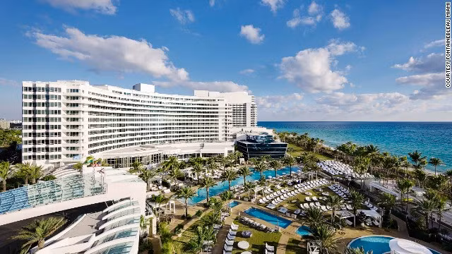 Trong phần phim "Goldfinger", khách sạn khổng lồ Fontainebleau Miami Beach ở Florida, Mỹ xuất hiện vô cùng hào nhoáng. Trong phim, cô gái Jill Masterton được tìm thấy đã chết tại khách sạn sau khi bị phủ sơn vàng.
