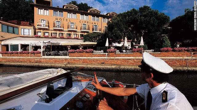 Khách sạn Cipriani, Venice, Ý trong phần phim Casino Royale (2006). Cipriani là khách sạn độc đáo và mang tính biểu tượng nhất ở Venice. Trong tập phim này, Bond đến thành phố lãng mạn Venice cùng với bóng hồng Vesper Lynd, nhưng chuyến đi này lại kết thúc trong sự lừa dối và bi kịch. Cipriani nổi tiếng với tầm nhìn hướng ra vịnh Venice, đầu bếp nổi tiếng Michelin và phong cách trang trí Venetian cổ điển.