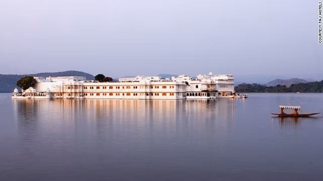 Khách sạn Taj Lake Palace ở Udaipur, Ấn Độ xuất hiện vô cùng xinh đẹp trong phần phim Octopussy (1983). Taj Lake Palace là khách sạn nằm trên một hòn đảo rộng bốn mẫu trên hồ Pichola, vô cùng yên tĩnh và tuyệt đẹp.