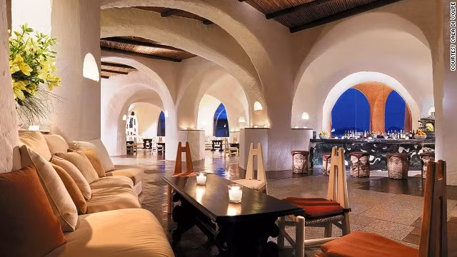 Khách sạn Cala di Volpe ở Sardinia, Ý được lựa chọn cho The Spy Who Loved Me (1977). Khách sạn thu hút bởi cảnh quan tuyệt đẹp với ánh nắng mặt trời Địa Trung Hải và những ly cocktail của Cervo Poolside Bar.