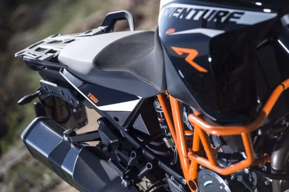 Thiết kế phần yên xe vô cùng thoải mái trong tất cả các điều kiện di chuyển, và khoảng cách hàng ngàn km.