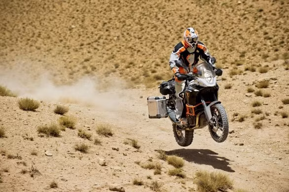 Môtô dã chiến hàng “khủng” KTM 1190 Adventure được thiết kế cho những ai muốn di chuyển đường dài, đặc biệt những ai muốn phiêu lưu vòng quanh thế giới bằng môtô.