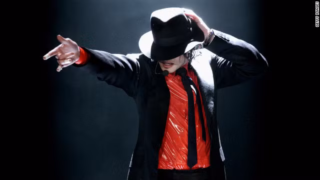 “Ông hoàng nhạc Pop” trong buổi diễn kỷ niệm American Bandstand lần thứ 50 năm 2002.