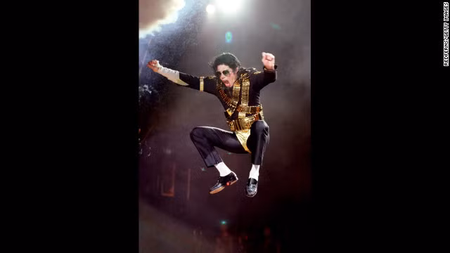 Năm 1992 được ghi nhận là một năm khá bận rộn của Michael Jackson với nhiều chuyến thăm đến các nước trên thế giới. Micheal trình diễn cú nhảy huyền thoại tại Dangerous Tour. Cùng năm ông có một buổi trình diễn đáng ghi nhớ ở Rotterdam, Netherlands. Sau đó ông tái hợp cùng ban nhạc cũ và có những màn trình diễn ấn tượng.