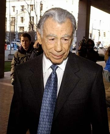 Tỷ phú ở Vegas, Kirk Kerkorian lớn lên trong giai đoạn kinh tế Mỹ suy thoái, ông phải kiếm sống ngay từ lúc nhỏ. Hiện tỷ phú này nắm giữ giá trị tài sản ròng 3,9 tỷ USD.