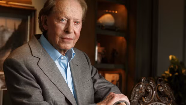 Tỷ phú Harold Simmons lớn lên tại một vùng nông thôn nghèo khổ ở Texas, Mỹ. Ông từng phải sống tạm bợ, nhưng nhờ nghị lực phi thường, Simmons thi đỗ trường đại học Texas và trở thành bậc thầy trong lĩnh vực mua bán doanh nghiệp, nắm giữ giá trị tài sản ròng lên đến 10 tỷ USD.