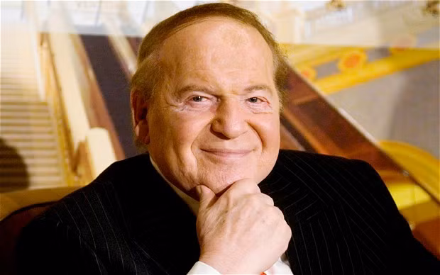 Tỷ phú Sheldon Adelson, người sáng lập kiêm CEO tập đoàn Las Vegas Sands sinh ra trong một gia đình rất nghèo, tuổi thơ của ông vất vả, phải bán báo dạo và làm đủ thứ nghề để kiểm sống, thậm chí việc học hành cũng dở dang. Ông hiện nắm giữ khối tài sản đến 28,5 tỷ USD.