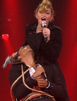 Mặc dù đã ngoại ngũ tuần nhưng Madonna vẫn đầy chiêu trò và thích gây sốc cho người hâm mộ để luôn làm mới hình ảnh của mình trên thị trường âm nhạc thế giới.