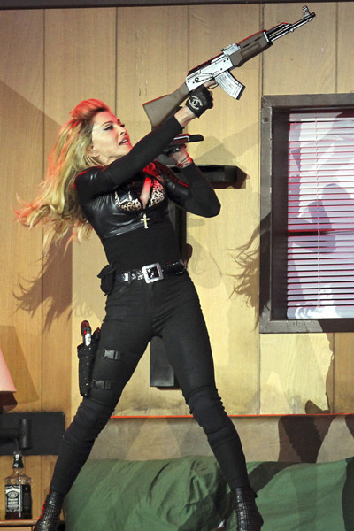 Nữ ca sĩ nổi tiếng cũng từng bị chỉ trích dữ dội khi sử dụng súng trong những buổi biểu diễn. Tuy nhiên, với Madonna chuyện này không nghiêm trọng bởi bà quan niệm:“Súng không giết người, người giết người”.