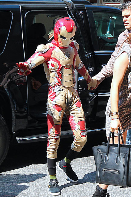 Ngôi sao After Earth, Jaden Smith mặc nguyên bộ đồ Người Sắt khi bước ra khỏi xe, kín từ đầu đến chân để trốn cánh săn ảnh.