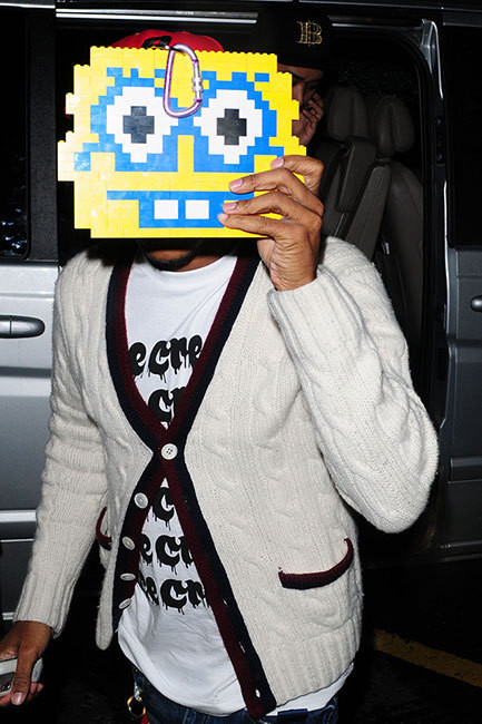 Nam ca sĩ người Mỹ Pharrell Williams dùng tấm bìa ngộ nghĩnh.