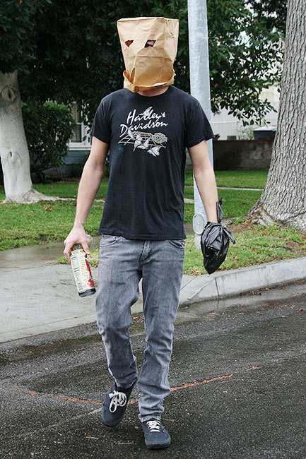 Nam diễn viên Shia LaBeouf úp nguyên chiếc túi giấy đựng đồ ăn lên đầu để qua mắt cánh săn ảnh. Kể ra làm người nổi tiếng không phải khi nào cũng sung sướng!