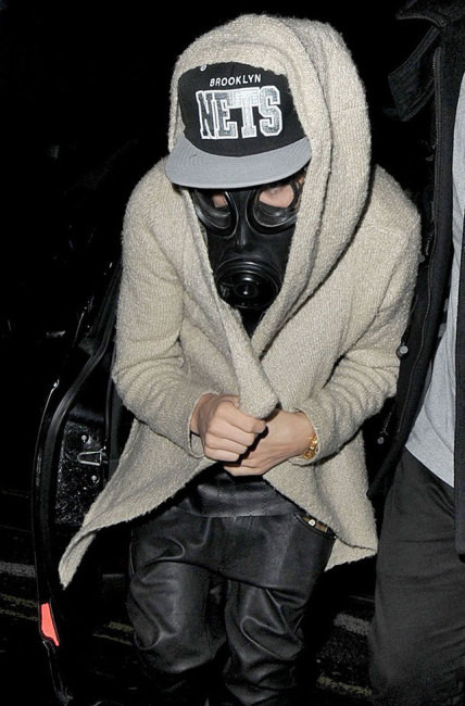 Justin Bieber đeo mặt nạ chống khí ga to đùng.