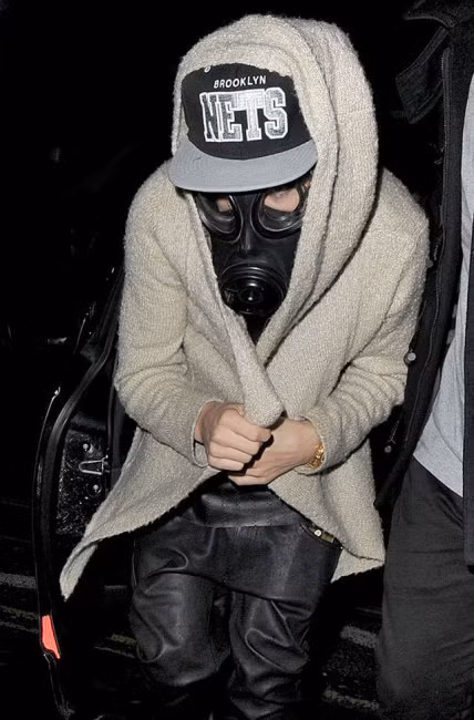 Justin Bieber đeo mặt nạ chống khí ga to đùng.