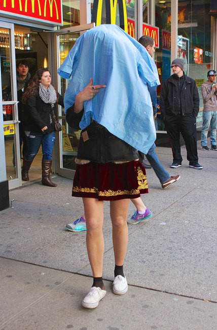 Nữ diễn viên Amanda Bynes chọn cách dùng áo khoác để che chắn.