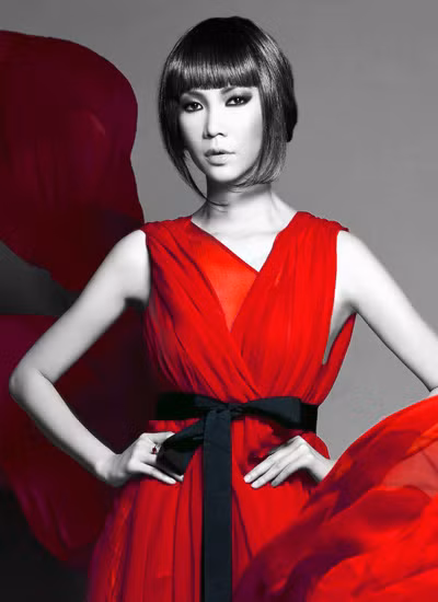 Cuối cùng, không thể tiếp tục với vốn tiếng Anh “gần như không có” của mình, Xuân Lan đành phải trả lời bằng... tiếng Việt qua sự giúp đỡ “dịch câu hỏi” từ một học trò của chính mình.