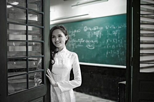 Trong đoạn video trả lời câu hỏi phản ứng nhanh của BTC Miss Universe 2012, Diễm Hương tiếp tục mất điểm khi chọn tiếng Anh để trả lời. Trong 1 phút 40 giây nói tiếng Anh của mình, trông cô vô cùng nặng nề với cách phát âm "như nói tiếng Việt" và biểu cảm đầy căng thẳng.