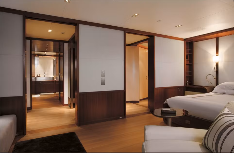 Sức chứa của du thuyền vào khoảng 12 người, vừa đủ chỗ cho một thủy thủ đoàn.