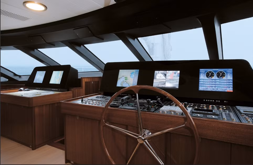 Khoang lái của du thuyền Rosehearty. Hiện tỷ phú truyền thông Rupert Murdoch đang rao bán chiếc du thuyền sang trọng này với giá gần 29,7 triệu USD (khoảng 631 tỷ đồng).