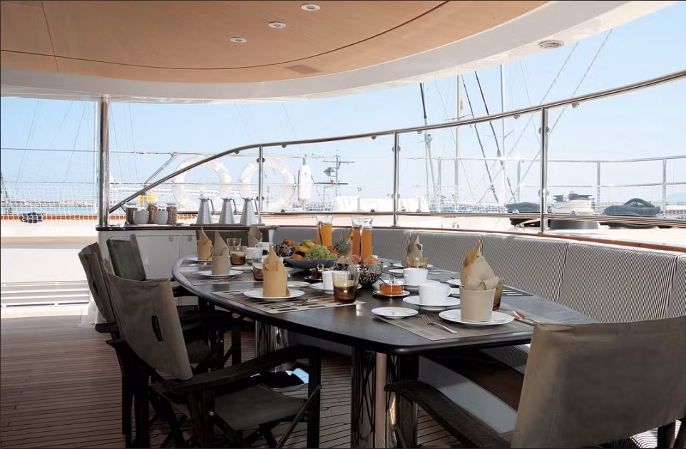 Khu vực phòng ăn ngoài trời